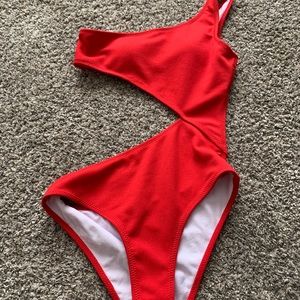 Side cut-out one-piece swimsuit